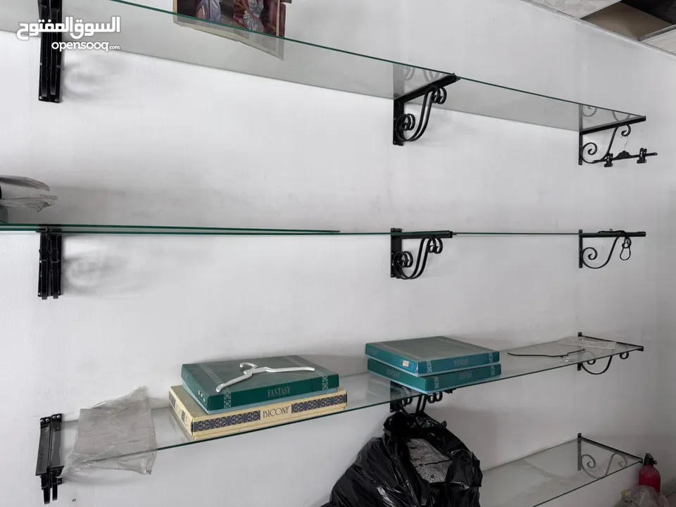اثاث ولوازم محل البسه