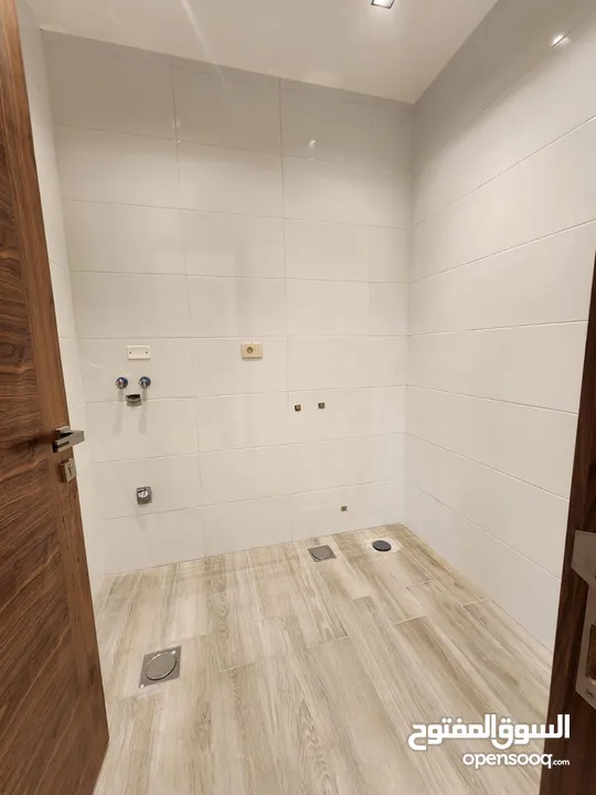 شقة فارغة للبيع في عبدون  ref : 14390