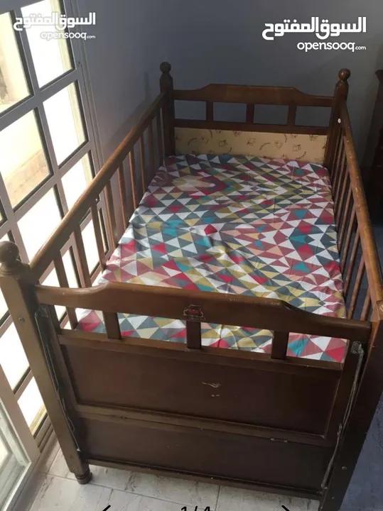 سرير اطفال مع مرتبة