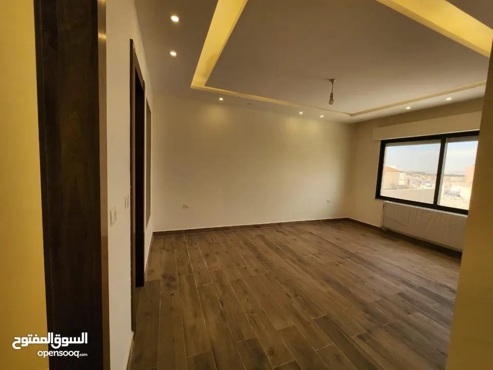 شقة طابقية للبيع في حي الصحابة - ref : 14579