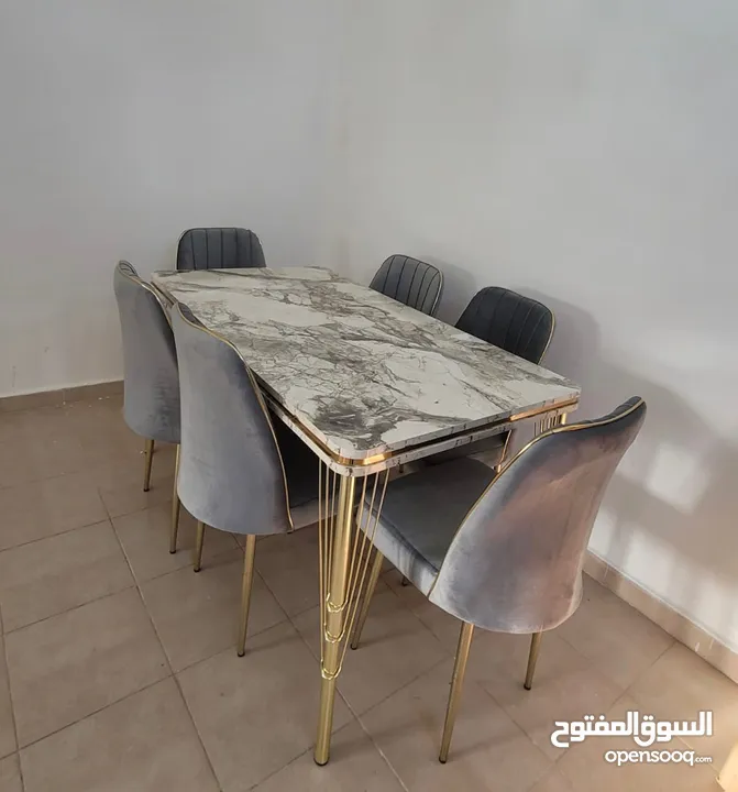 طاولة طعام فاخرة بتصميم عصري وأنيق