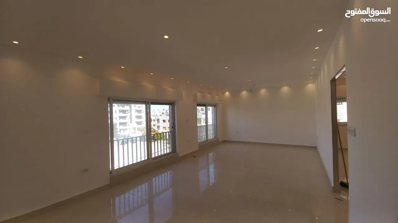 شقة غير مفروشة للايجار في ام اذينة  ( Property 40136 ) سنوي فقط