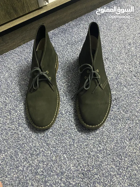 حذاء زيتي ماركة Clarks الاصلية بحالة الوكالة
