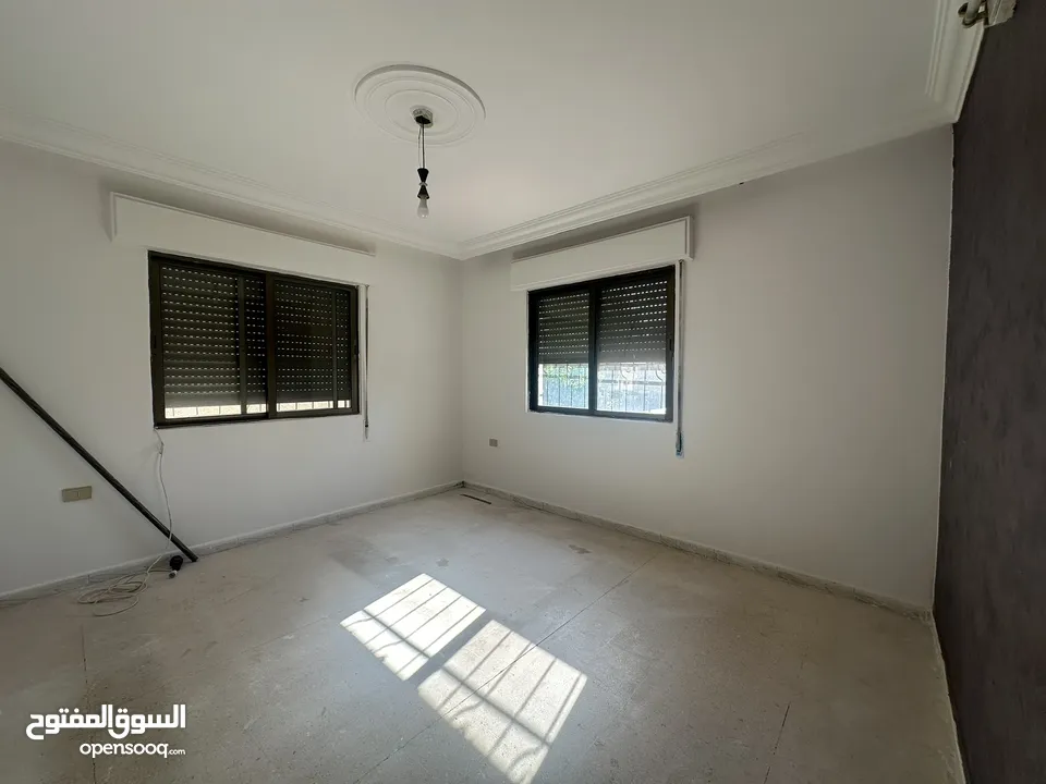شقة فارغة مميزة للبيع من المالك اربد حي الافراح..200 متر مربع ط1