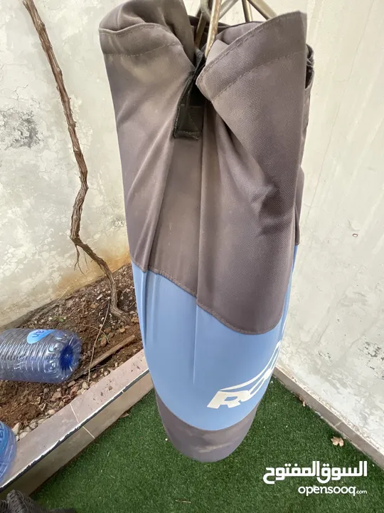 كيس ملاكمة ممتاز للبيع، بحالة جيدة، مناسب جداً للتدريب الاحترافي في البيت أو في نادي.