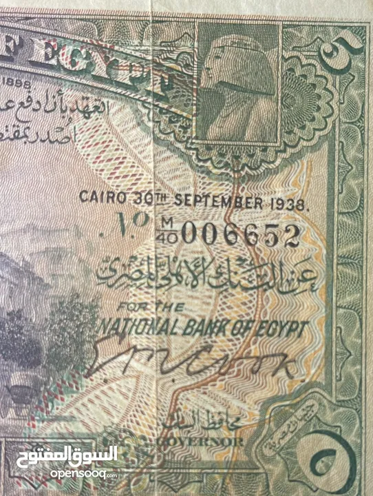 عملات مختلفة والمجموعة موضحة بالصور