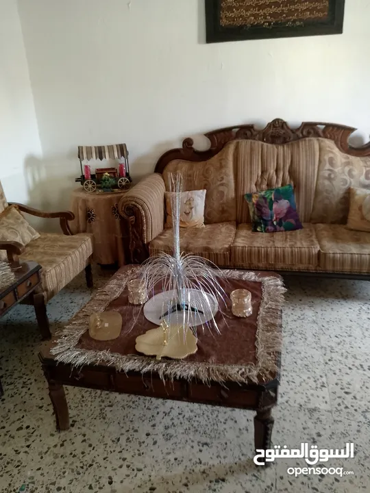 طقم كنب ومورس وبوفيه3قطع بحالة جيدة جدا
