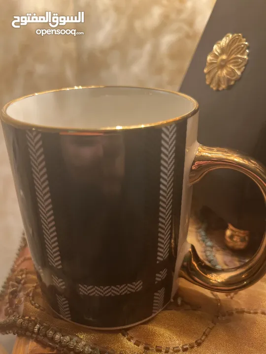 كوب (مج) اخضر الون يده ذهبية وجميل جدا ثقيل الحجم