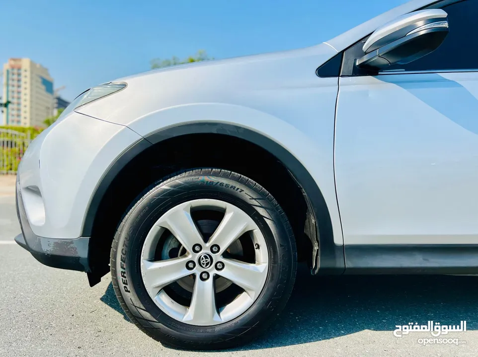 A Very Clean And Excellent TOYOTA RAV4 2015 SILVER GCC 5631