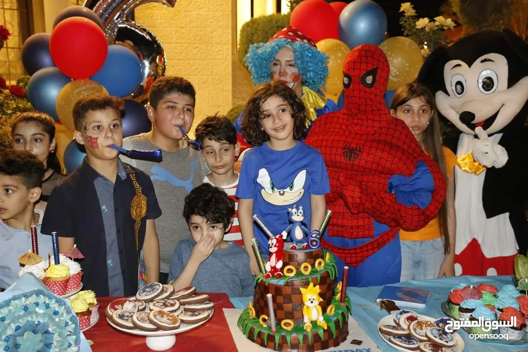 شخصيات كرتونية ومهرجين
