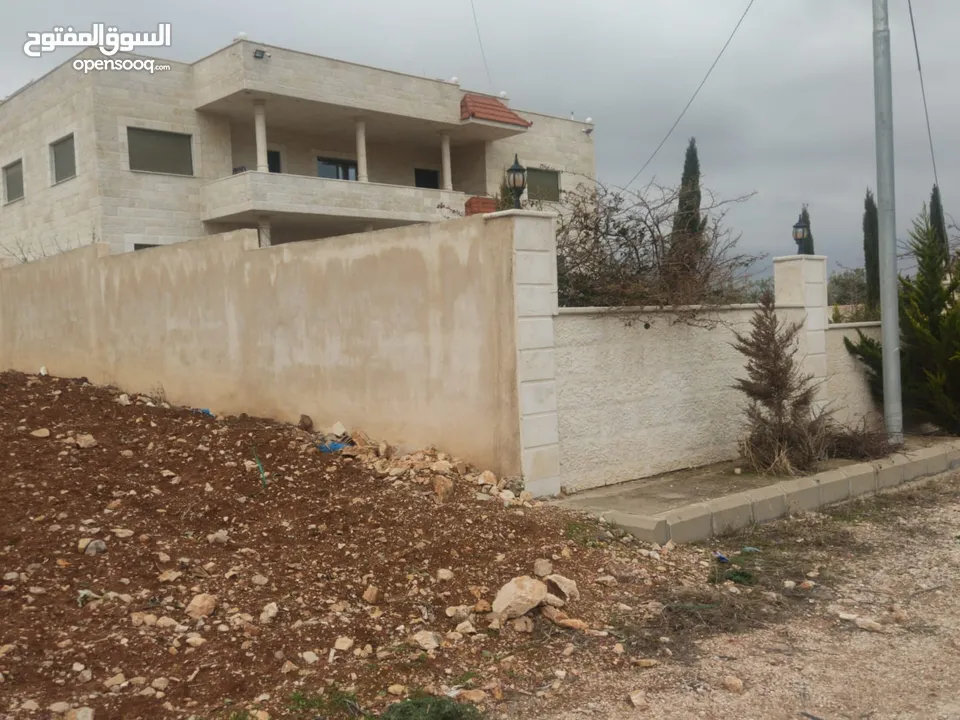 بيت مستقل  4 غرف نوم ماستر روم 4 واجهات حجر بلكونات صالات كراج خزان ماء تدفئه سور حديقه عزل اطلاله ح