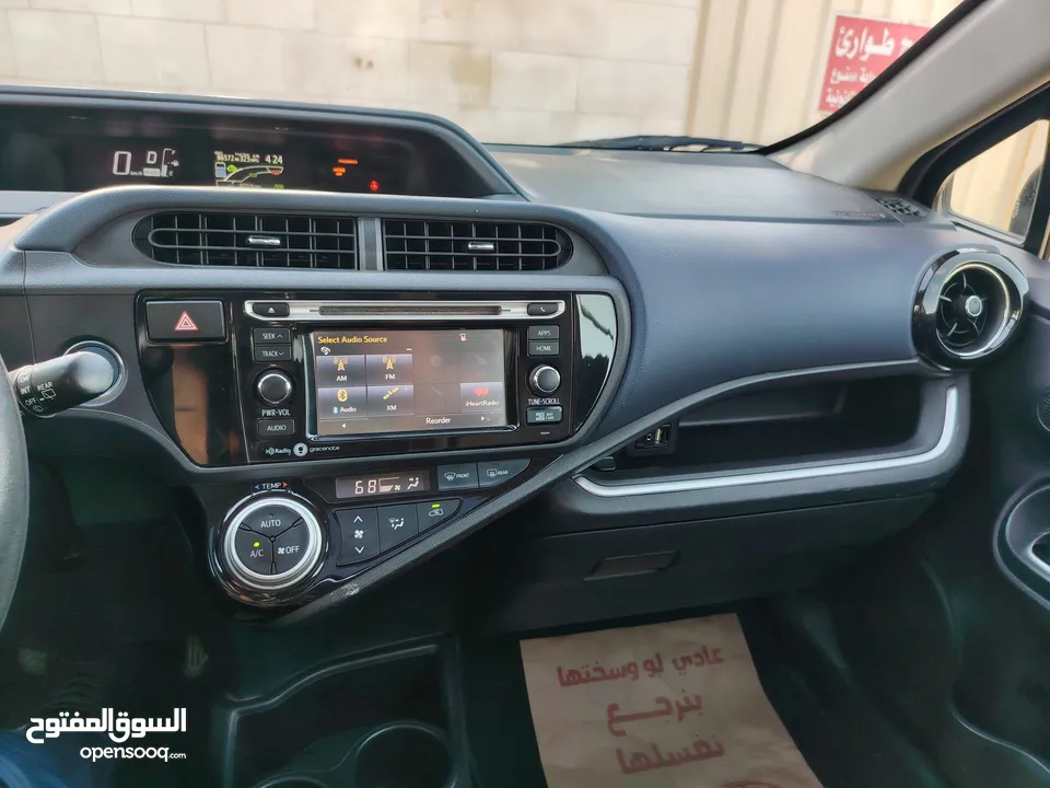 تويتا بريوس c 2015 فب ما عدا الجلد ويوجد فتحة بالسقف