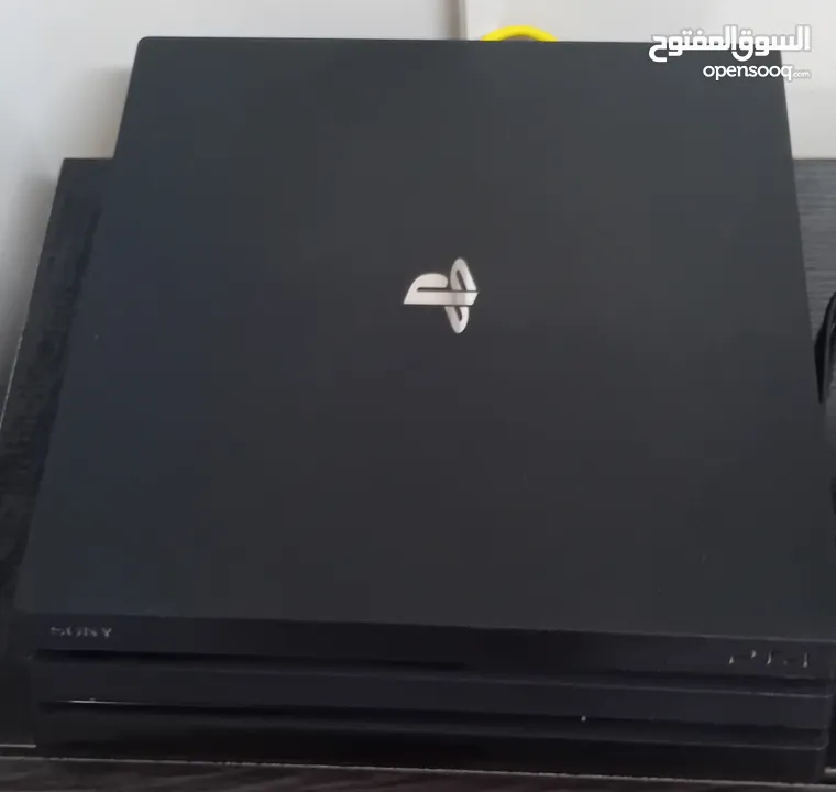 بلايستيشن 4 برو - Playstation 4 pro + يد بلايستيشن أصلية جديدة بلون مميز