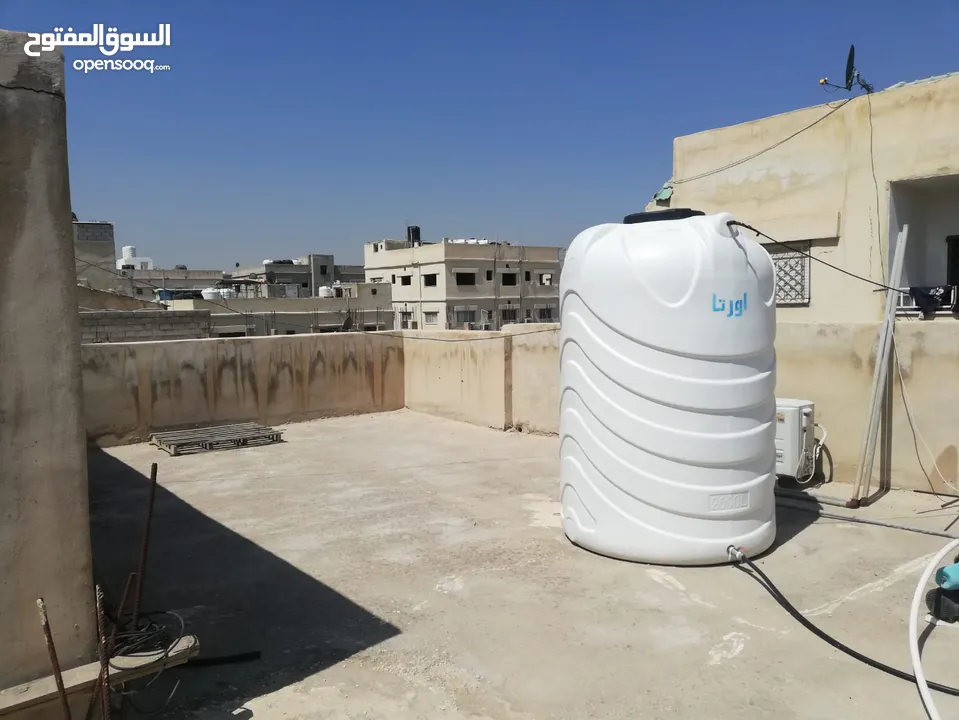 شقه طابقيه دور ثالث مع السطح للبيع مساحة 140 متر مربع ،بالقرب من السيفوي والبنوك شارع 36