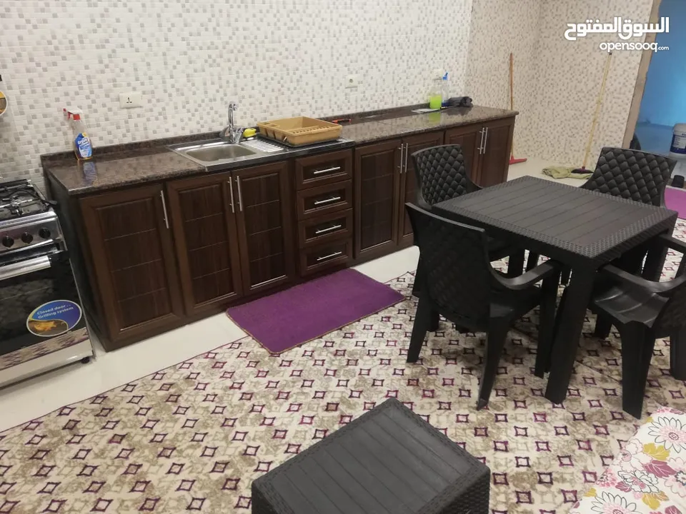 شقة طابق ارضي سوبر ديلكوس كما يوجد غرف مفروشة لطلاب الطب قرب مستشفى السلط الجديد