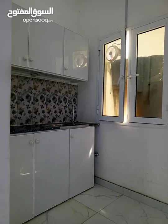 غرفة حمام مطبخ للايجار فى عزيبه قريب الميره Room attached bathroom and kitchen for rent in azaiba ne