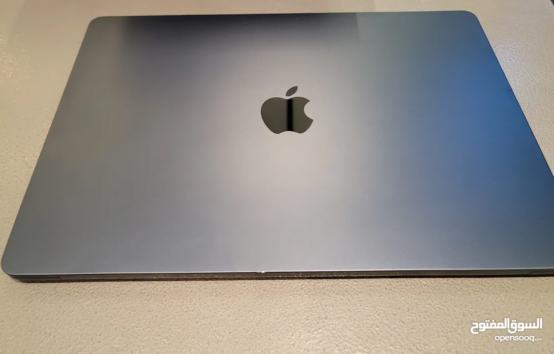 MacBook Air 15 M2 (512GB-8GB) جديد للبيع فيه خبشة بسيطة في الكفر