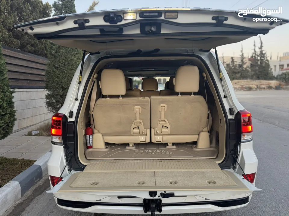 Toyota Land Cruiser 2016 Gx-r 5700CC V8 بحالة الوكالة الفحص: 7 جيد بدون ملاحظات