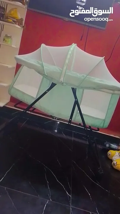 سرير بيبي كما هو موضح بالصور والفيديو