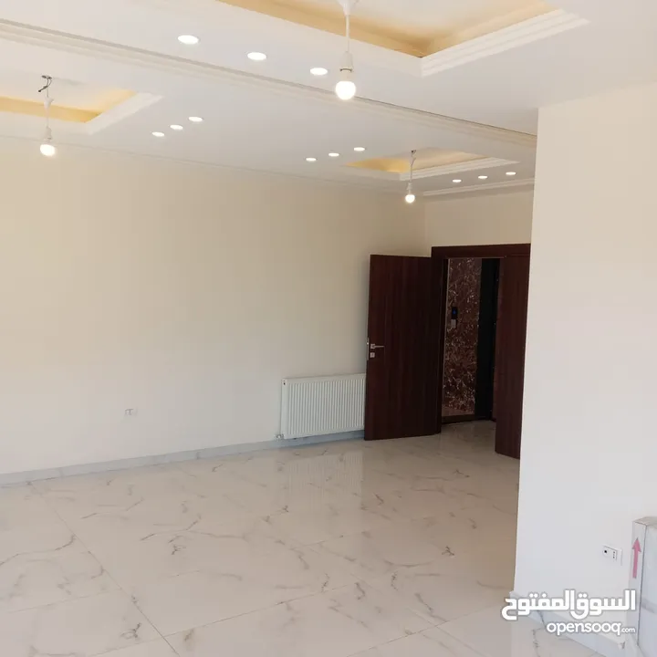 طريق المطار لم تسكن سوبر ديلوكس شقه فارغه للايجار + 240 متر 5 غرف نوم ـ 2 ماستر