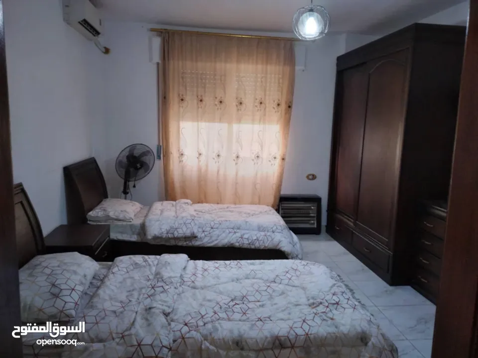 شقه مفروشه ديلوكس كاملة الخدمات للايجار الشهري او السنوي في عمارة سكنيه مخدومة يوجد حارس للعمارة
