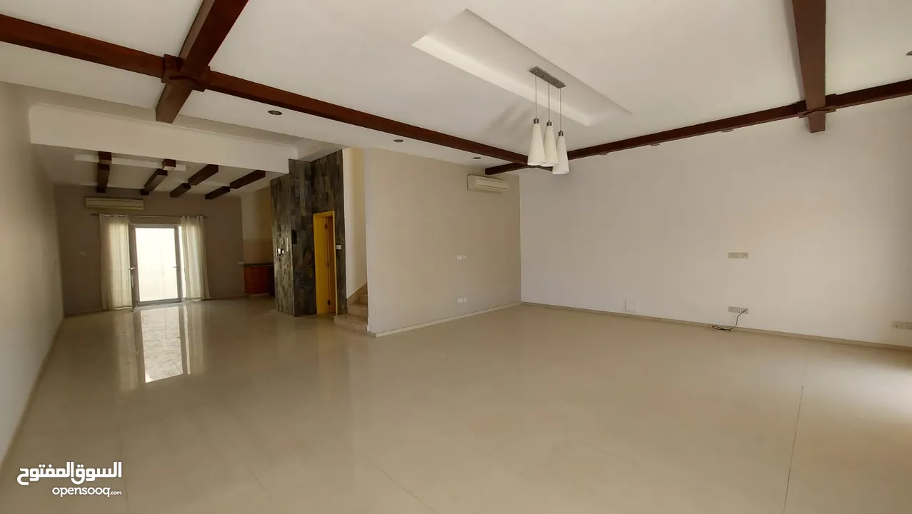 4 Bedrooms Villa for Rent in Madinat Sultan Qaboos REF:1062AR