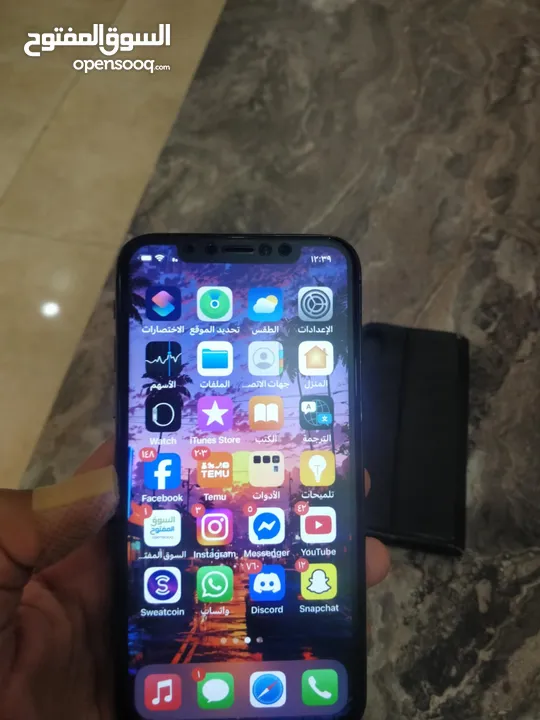هاتف ايفون X نظيف جدا استعمال شهرين  مش مغير اشي.  بطاريه 99. غير قابل للبدل   اقرا الوصف