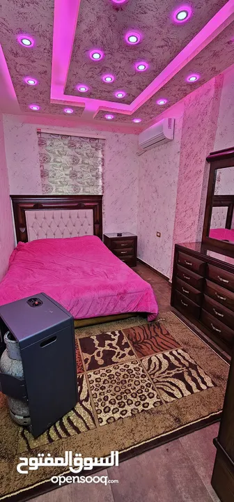 شقة مفروشة فاخرة للايجار مساحة 90 غرب شارع الجامعة ب 200م وشمال مسجد علياء التل