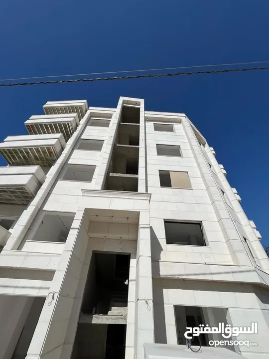 ثالث مع روف قرب دوار المرزق مرج الحمام تشطيب فندقي