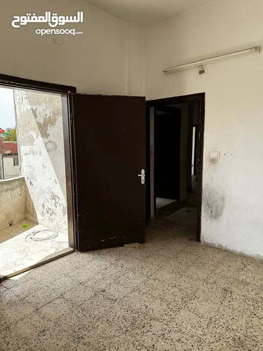 شقة للإيجار في الزرقاء بجانب مدرسة الأمير حمزة في حي الأمير محمد  - من المالك مباشرة