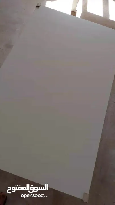 طقم كنبايات مستعمل للبيع مع طاولة بيضاء كبير و صغيرة عدد 2