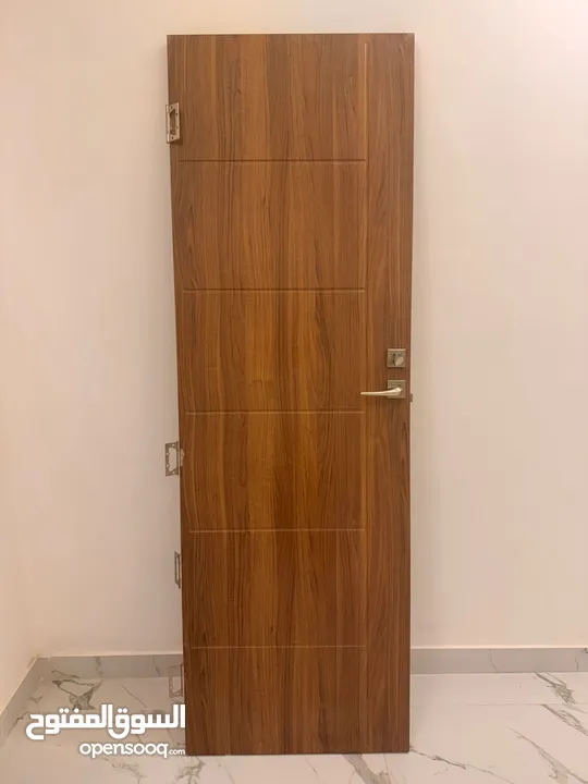 باب خشب ملبس PVC مفكوك قبل الاستعمال مع كافة الاكسسوارات والملابن والكشفات