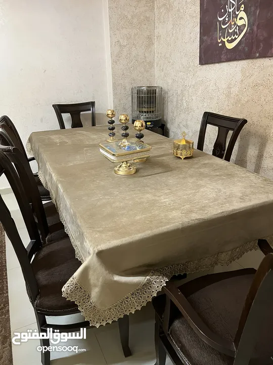 طقم كنب مع طاولة وسطية + طاولة سفرة