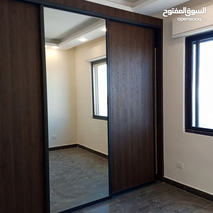 شقة للبيع  في قرية النخيل / شارع المطار  الشقة مميزة ونظيفة جدا