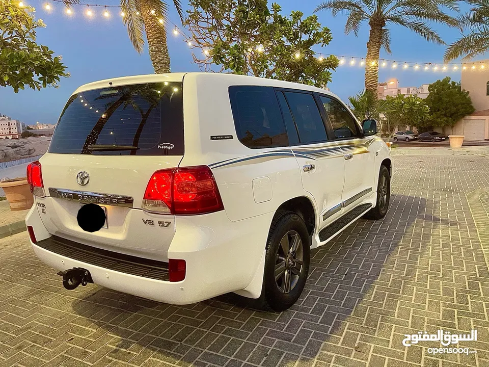 تويوتا لاند كروزر ابيض ثلجي  VXR 2014 5.7 للبيع