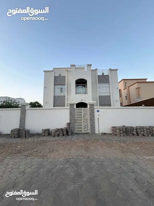 منزل للبيع العامرات مدينة النهضة 7 بالقرب من الخدمات فرصة للشراء