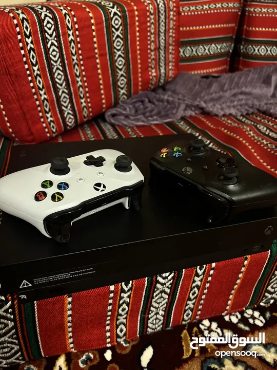 Xbox one 1Tb with 2 controllers
