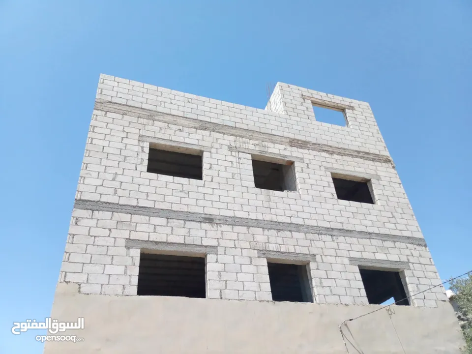 ارض مساحتها 317 مربع عليها بناء 3طوابق وروف الارض خليط شريك العمار جاهز