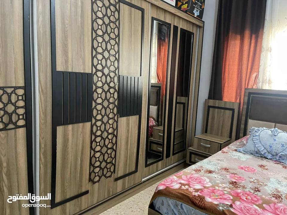 غرفة نوم استعمل بسيط خشب لامينت مع اضفات ملحق خزانه وصندوق وملحق تسريحه مع الفرشة جديده السعر400.د
