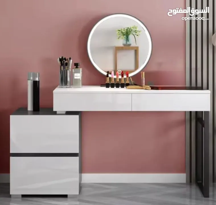 تسريحة مودرن مع خزانة جانبية – لمسة فخامة لغرفتك! ترتيب وأناقة بمساحة مثالية  تصميم عصري بسيط