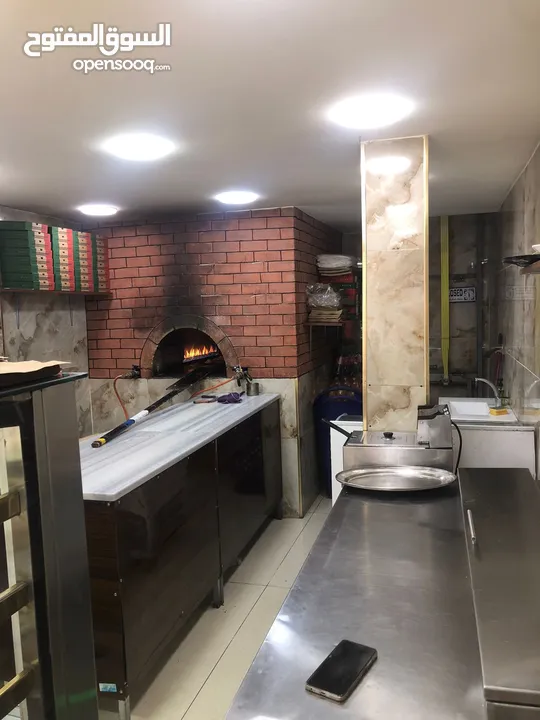 محل معجنات للبيع بكامل معداته