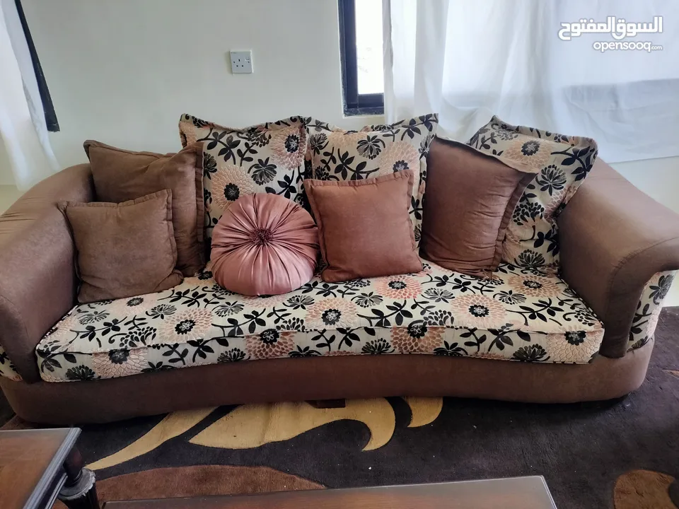 طقم كنب مع طاولات