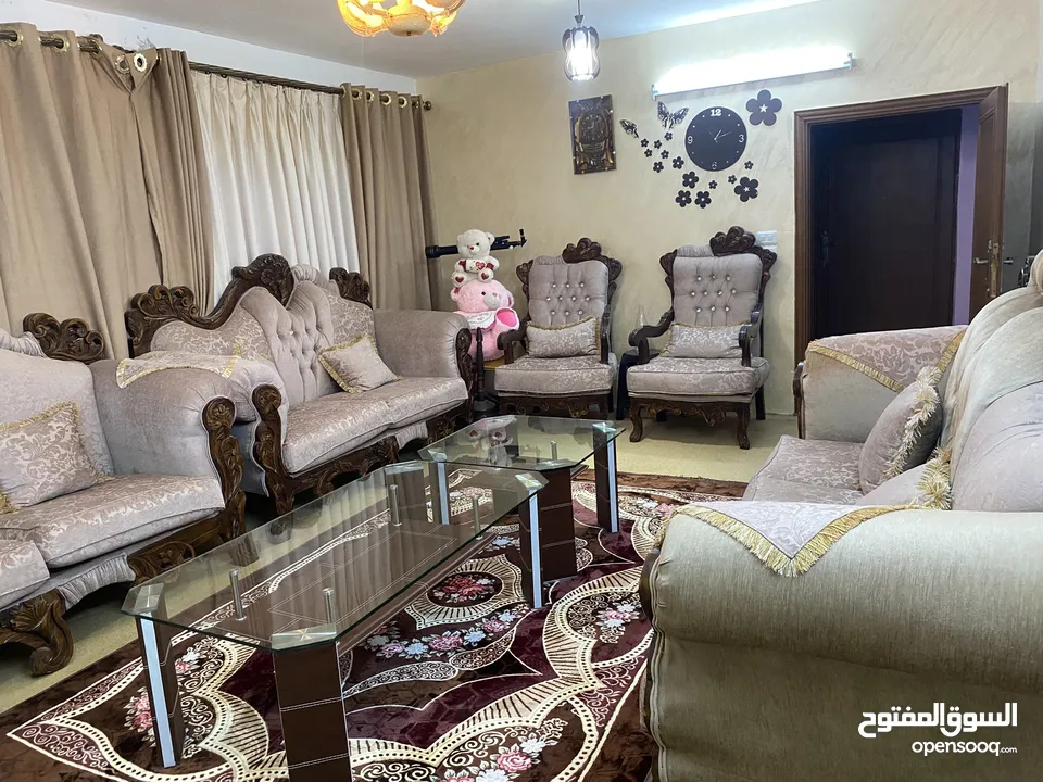 طقم كنب تفصيل جديد بحالة الوكاله استخدام اشهر فقط
