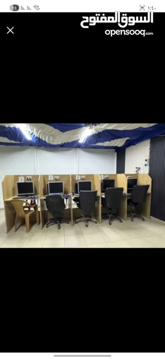 10 اجهزه كمبيوتر مع طاولات مع شبكتهم مع كراسي وجهاز رئيسي للبيع لاصحاب المشريع الصغيره
