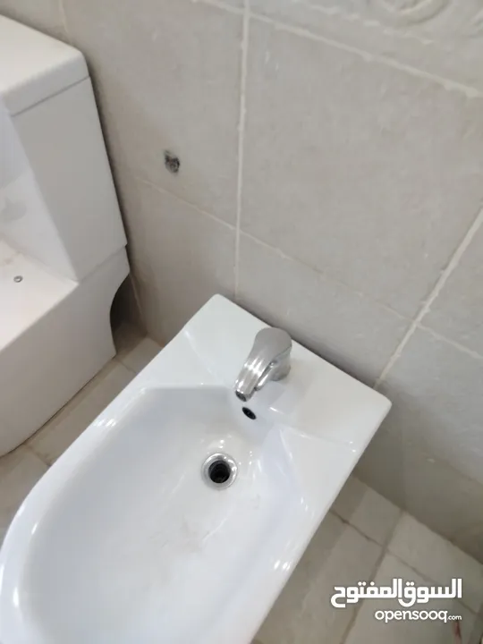 3 اطقم مع شور بوكس شبه جديد حمامات للبيع المستعجل