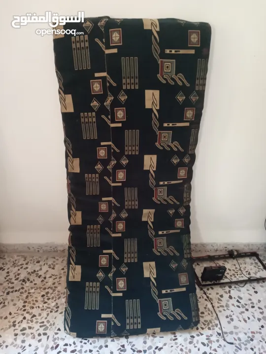 فرشات اسفنج مع وجه فرشه عدد4 بحاله جيده  مستعملات للبيع والسعر 30 دينار نهائي