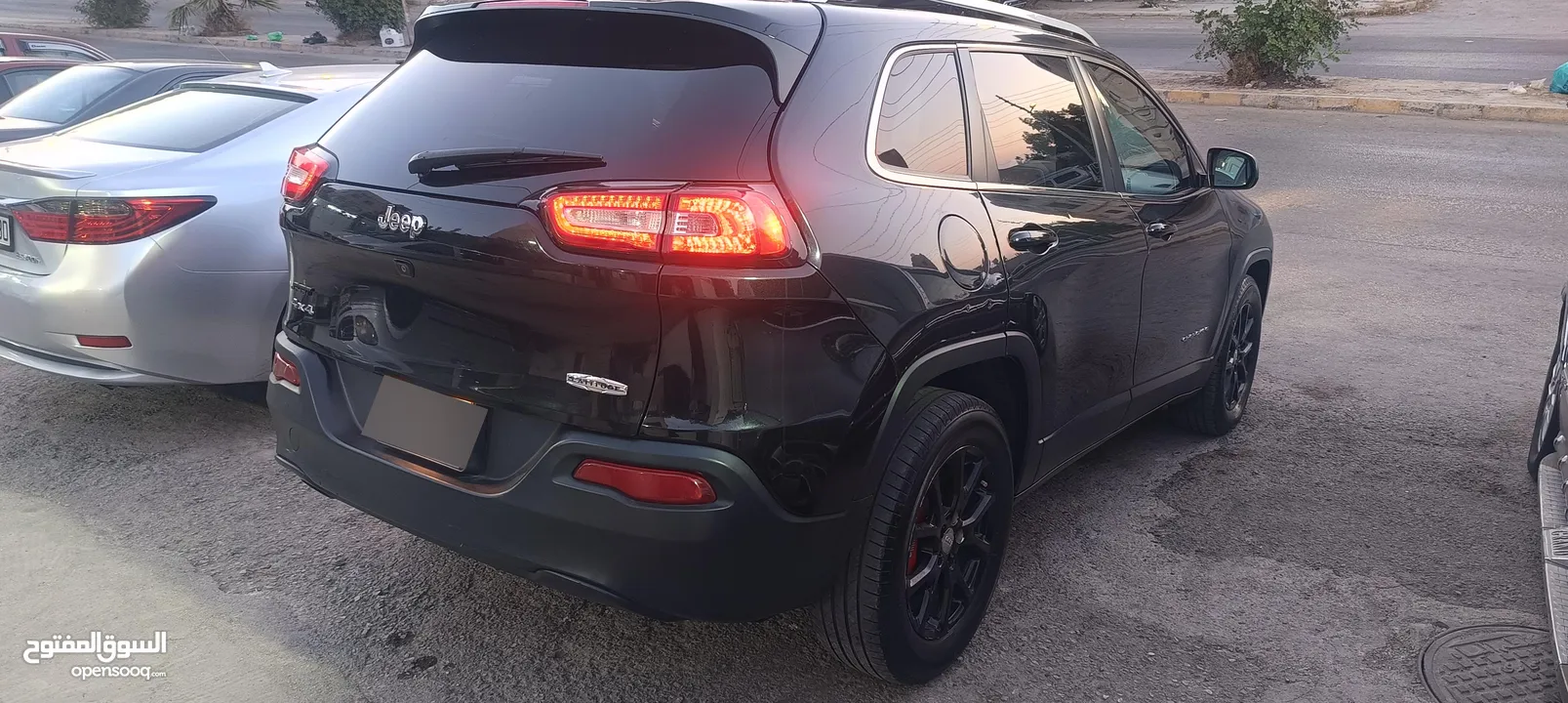جيب شيروكي 2015 sport & Black Edition  كرت ابيض ماتور اقتصادي