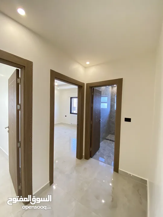 شقة طابق اخير مع روف 230 متر وتراس 100 متر على شارعين  طريق المطار خلف المدارس العالمية بسعر مميز