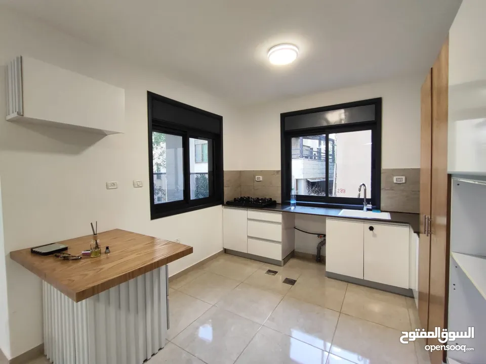 فرصة مميزة للإيجار – شقة جديدة بتشطيب راقٍ في الطيرة / رام الله