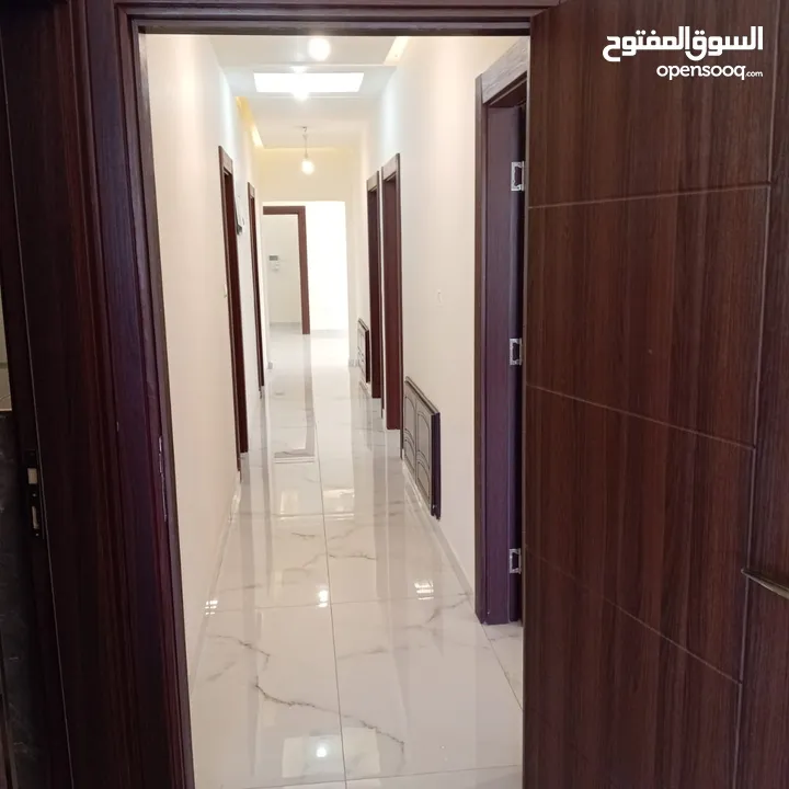 طريق المطار لم تسكن سوبر ديلوكس شقه فارغه للايجار + 240 متر 5 غرف نوم ـ 2 ماستر